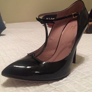 Black patent Gucci t-strap pump