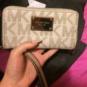 Authentic Michael Kors Wristlet!!