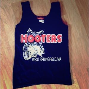 Hooters tank top