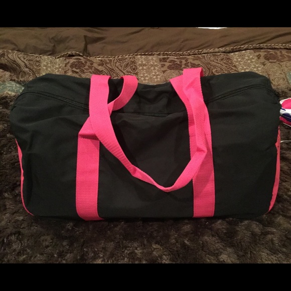 Duffle bag ! Perfect for traveling !!