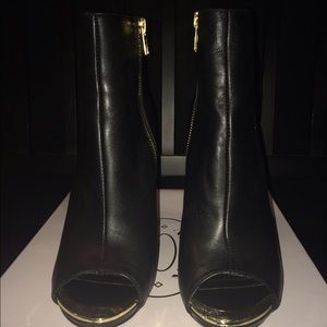 Steves madden "dianna black leat" booties