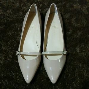 Cream flat Ivanka Tramp