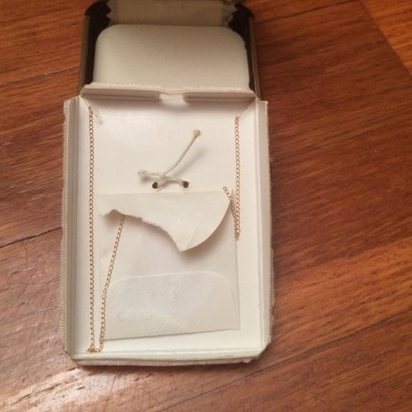 14k gold leaf diamond necklace - Picture 3 of 4