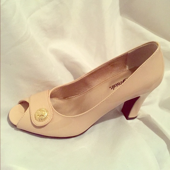 💰 $5 Sale Patent leather beige pumps