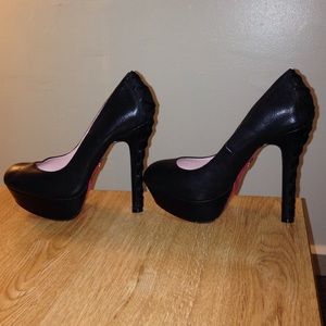 Betsey Johnson 'Dita' Black Platform Pumps