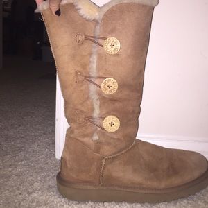 Triple Button Bailey Ugg boot in Chestnut