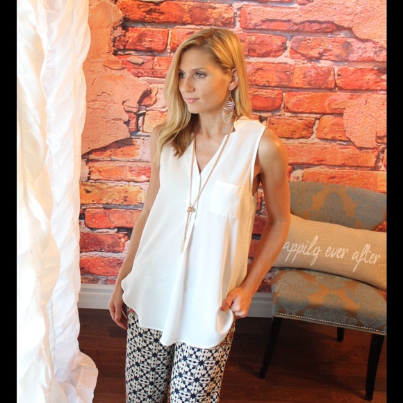 White V neck front pocket hi lo tunic - Picture 2 of 3
