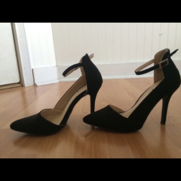 PRICE DROPPPPP!! Black Point Toe Strap Heels