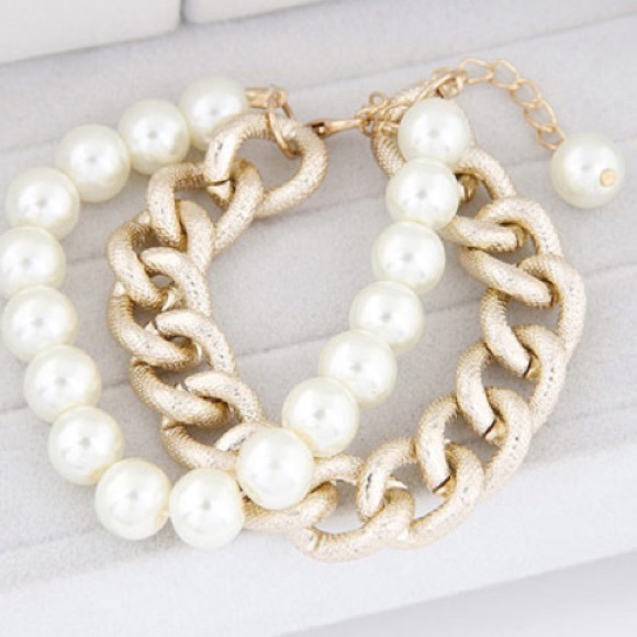 Accessories - 🚫SOLD🚫👑🎀pearl and fashion chain bracelet