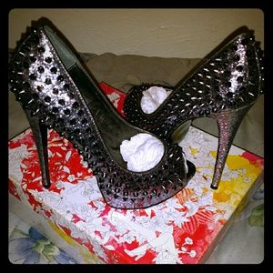 Steve Madden Pewter Spiked Peeptoe Pumps !