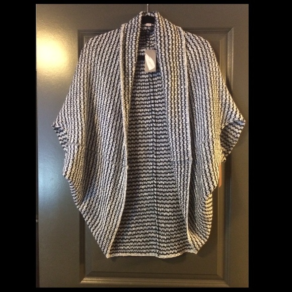 Forever 21 shawl sweater black and white