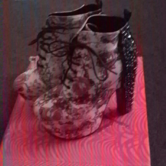 Stack hells, rose print - Picture 3 of 4