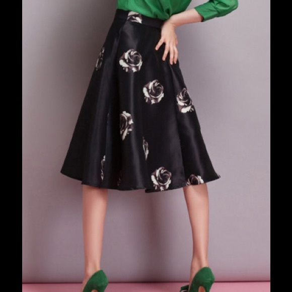 Dresses & Skirts - Final Sale❗️Beautiful knee length skirt. Polyester