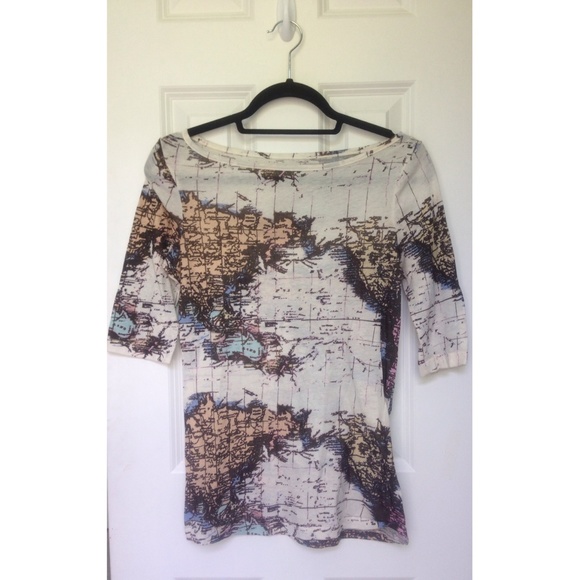 ‼️SOLD‼️Urban outfitters world print tee