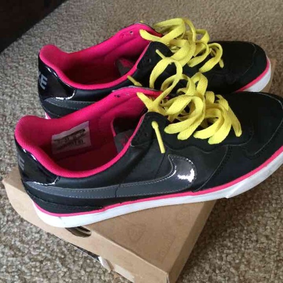 nike - Picture 2 of 4