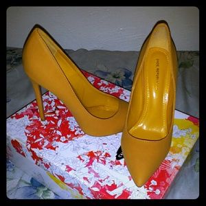 Shoe Republic Mustard colored classic heels !