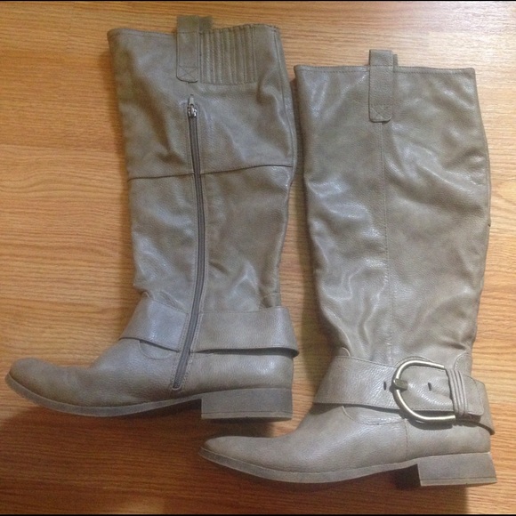 Knee boots. Offers welcome!