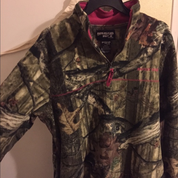 Mossy Oak quarter zip jacket. Size medium.