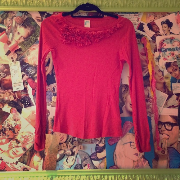 Long sleeved ribbed shirt with floral details