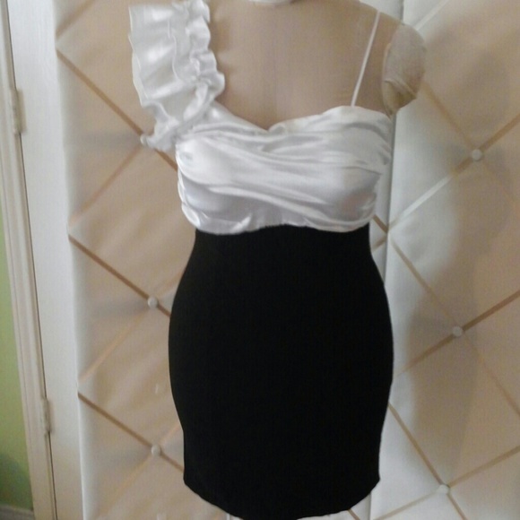 Black white dress with ruffle