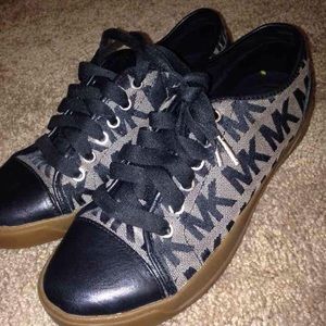 Like new mk shoes