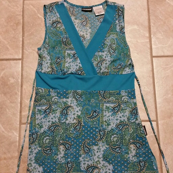Sleeveless semi-sheer shirt