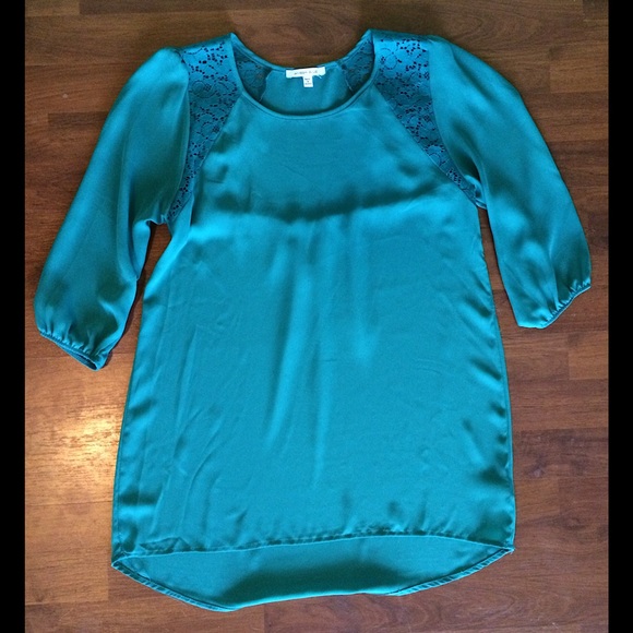 1/4 length turquoise lace cut out top