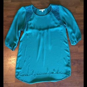 1/4 length turquoise lace cut out top