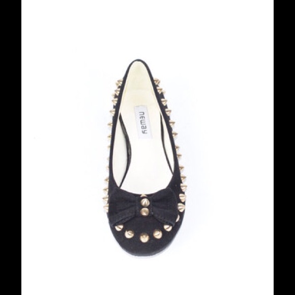 Edgy ballet flats with spikes