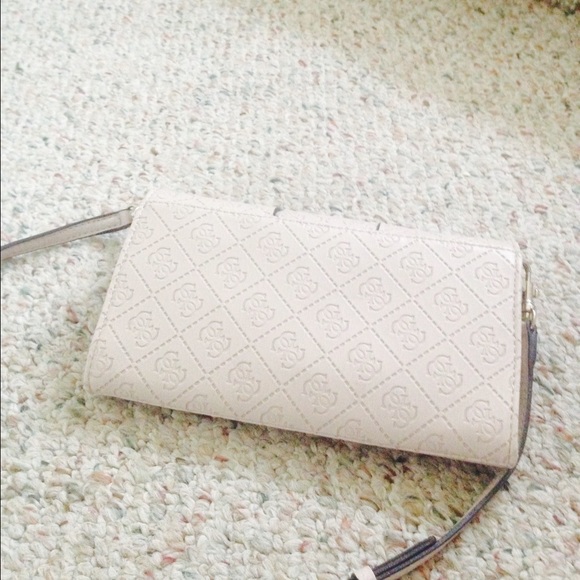 This is a guess peekaboo bag - Picture 2 of 4