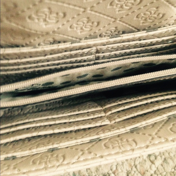 This is a guess peekaboo bag - Picture 4 of 4