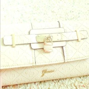 This is a guess peekaboo bag