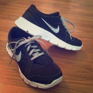 Nike Tennis Shoes