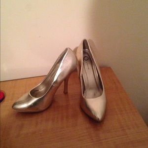 ✨💯Anthropologie gold heels size 7