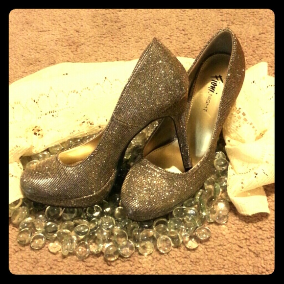 🎉HP🎉 TwoTone heels size 7 silver & gold sparkles