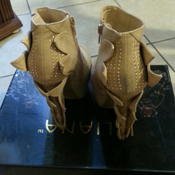 Beige boots