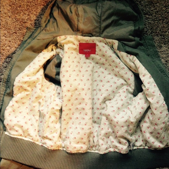 Army green jacket!! - Picture 2 of 4