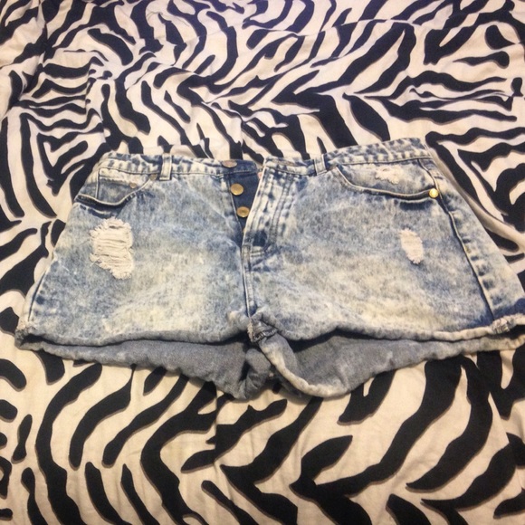 High-waisted shorts from F21 acid washed. W/rips - Picture 1 of 3