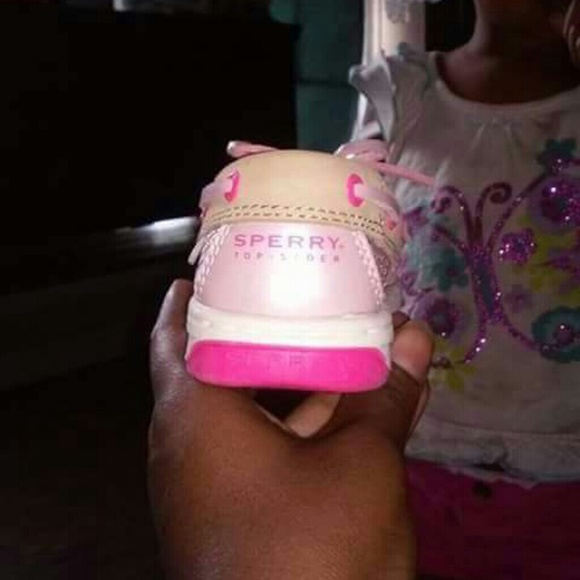 Sperry shoes size 7 but fits like a 5/6 - Picture 2 of 2