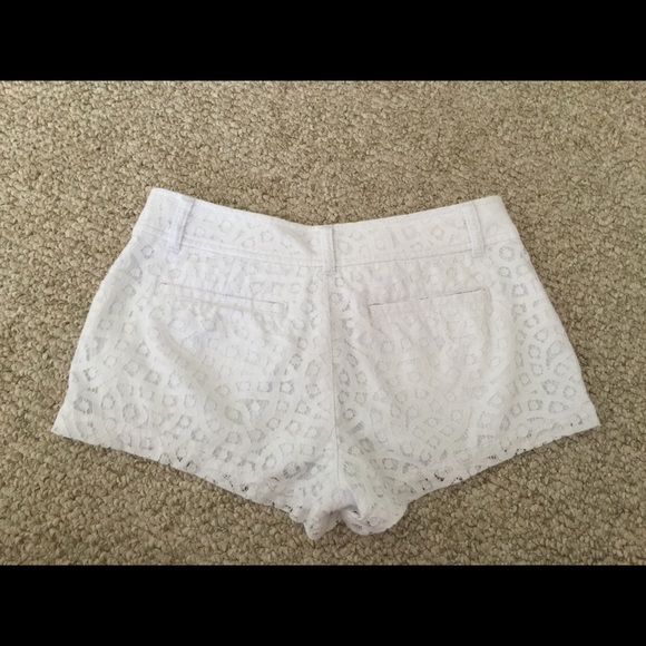 Lilly Pulitzer White Lace Walsh Shorts 4 - Picture 2 of 4