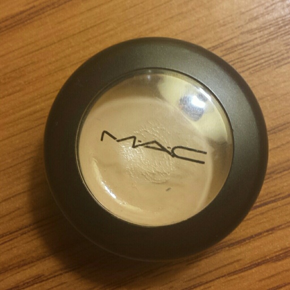 Mac Concealer NC40: used once to light for me