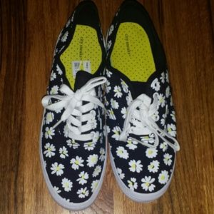 Daisy tennis shoes