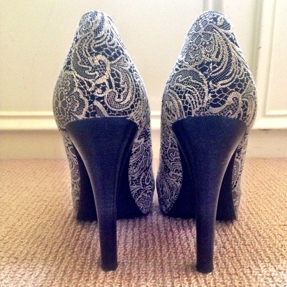 Carlos by Carlos Santana Platform Pumps - Picture 4 of 4