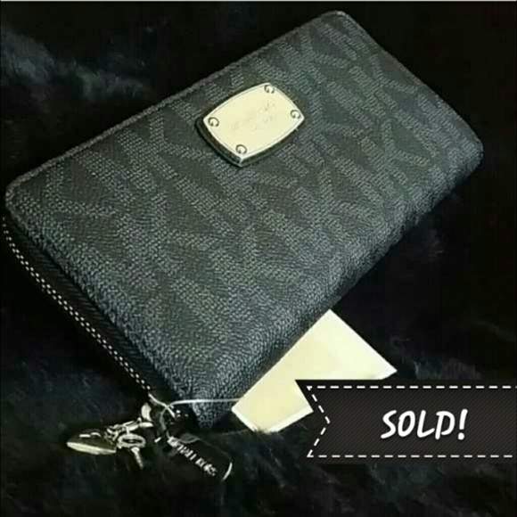 Michael Kors Handbags - Michael Kors Continental Wallet & Charm
