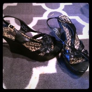 Hot kiss black wedges