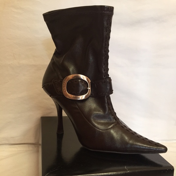 Women dark brown leather BCBG ankle boots size 9