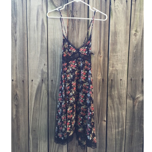 🚫SOLD🚫 F21 Floral Slip Dress w/ Lace Detail
