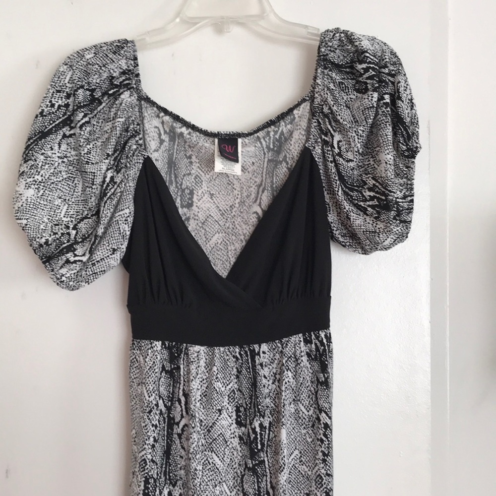 SOLDBlack and white babydoll puffy sleeve blouse - Picture 3 of 6
