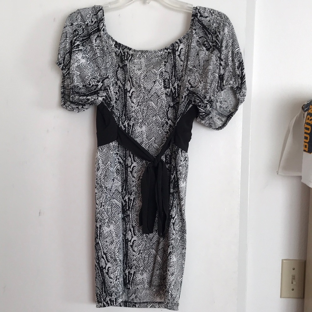 SOLDBlack and white babydoll puffy sleeve blouse - Picture 5 of 6
