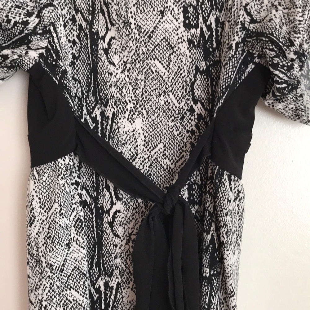 SOLDBlack and white babydoll puffy sleeve blouse - Picture 6 of 6